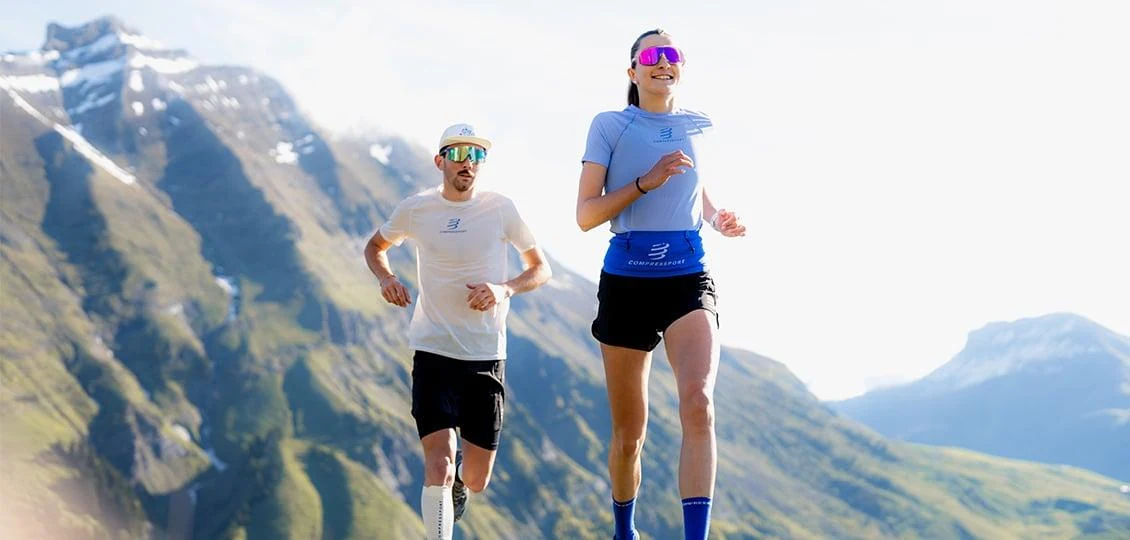 Kaks Compressporti jooksjat mägedes